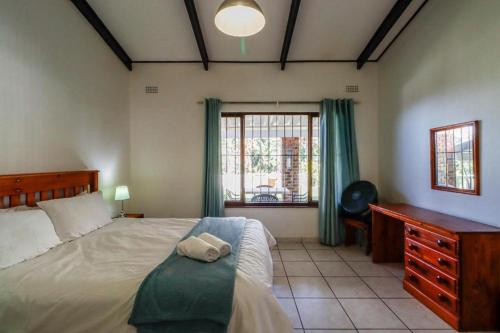 Postel nebo postele na pokoji v ubytování A Stroll to the beach