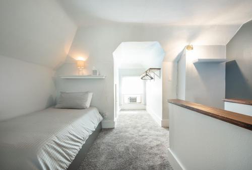 En eller flere senge i et værelse på Historic Charm Meets Modern Comfort - Downtown COS