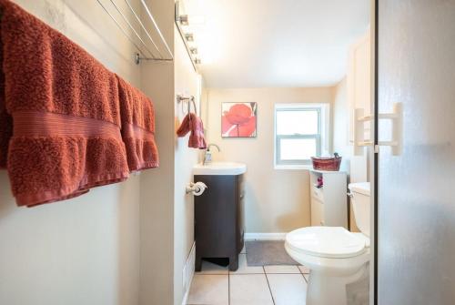 een badkamer met toilet en wastafel bij Downtown Oasis - Steps to Dining, Cafes & Bars in Colorado Springs