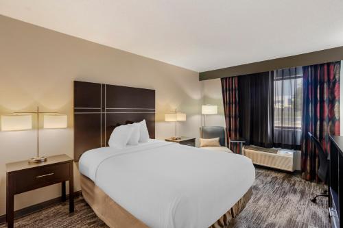Katil atau katil-katil dalam bilik di Best Western Shippensburg