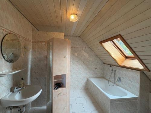 une salle de bain avec un lavabo et une baignoire et un lavabo dans l'établissement Romantic Hideaway & Remote Work Haven pet friendly, à Neuve-Église