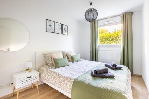 L'Adresse Colmarienne, Escapade en Famille, Terrasse, Garage Privé, Point de départ idéal en toutes saisons, Centre historique Colmar à 10 min à pied, Marchés de Noël, Route des vins d'Alsace, Appartement calme et élégant, Arrivée autonome, Garage à vélos