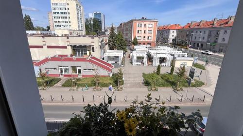 desde una ventana de una ciudad con edificios en Apartament Crooked stairs, en Zielona Góra