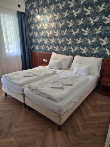 Ένα ή περισσότερα κρεβάτια σε δωμάτιο στο Hotel Csillag Tokaj
