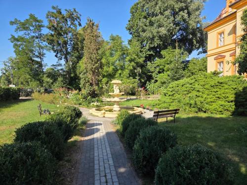 Ein Garten an der Unterkunft Pałac Makowice