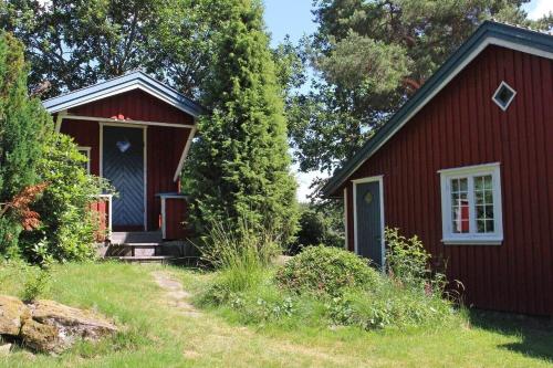 a red house with a red door in a yard at VGO756-Alingsas-Slinkebovaegen-22 in Björkekärr