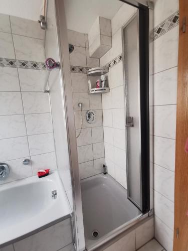 Un baño con ducha con bañera y lavabo. en Domidyll, en Fulda