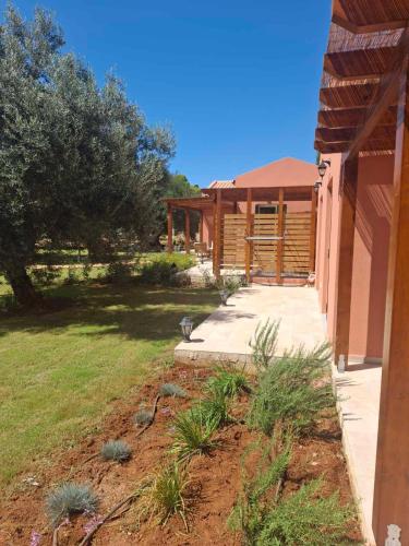 Κήπος έξω από το Elysian olive villas