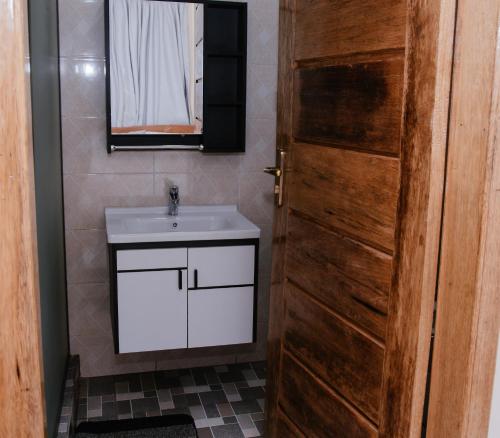Ένα μπάνιο στο Dominion Luxury Apartments Sakumona