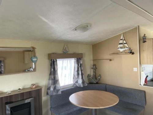Fotografie z fotogalerie ubytování 6 Berth Caravan With Decking In Hunstanton At Manor Park Holiday Park Ref 23062T v destinaci Hunstanton