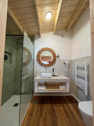 a bathroom with a sink and a mirror at Chalet do Lago in Montargil