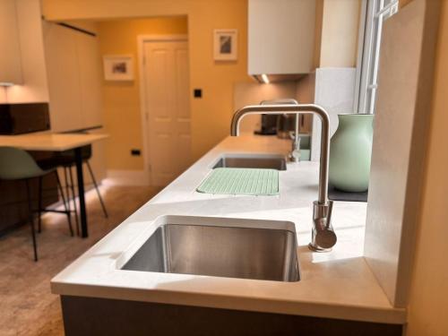 Kuchyň nebo kuchyňský kout v ubytování Lyme Regis Luxury Escape