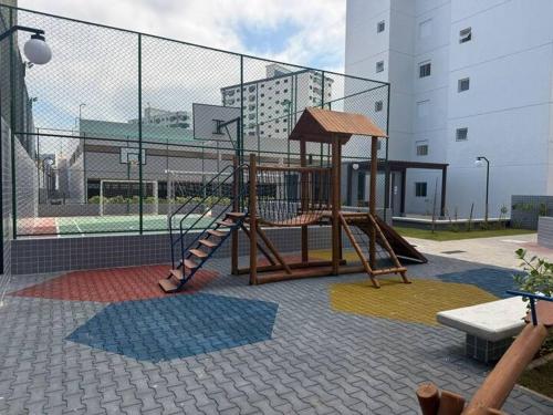 - une aire de jeux avec toboggan et balançoire dans l'établissement Ocean View JJ, à Mongaguá