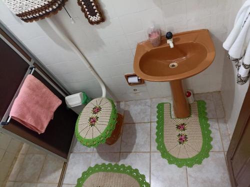 Un baño pequeño con lavabo e inodoro. en Casa de praia para COP 30, en Belém