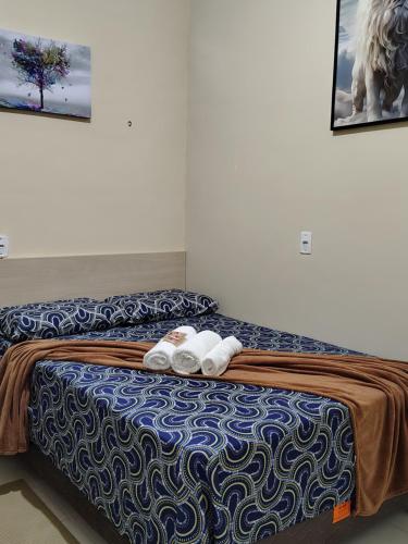 ベレンにあるSeu lar fora de casaのタオルが敷かれたベッドのある寝室