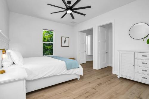 Postel nebo postele na pokoji v ubytování Harbor Place Boathouse BRAND NEW