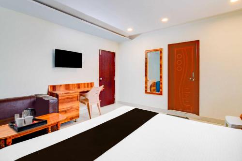 a living room with a couch and a desk at Collection O Yadagiri Gutta in Raigīr