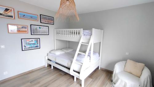 Litera blanca con escalera en una habitación en Sea-scape - De Panne - spacieux appartement très bien situé avec vue sur mer, en De Panne