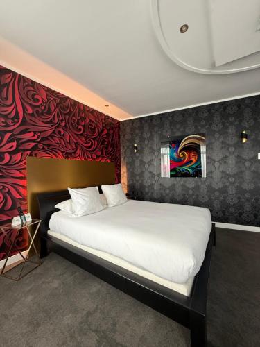 Una cama o camas en una habitación de LOGIS Hôtel Borel
