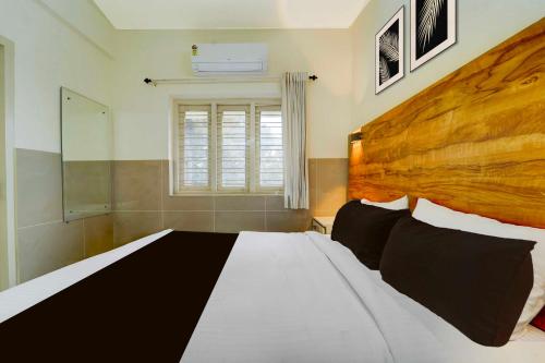 Postel nebo postele na pokoji v ubytování Collection O Karyavattom Near Green Field Stadium