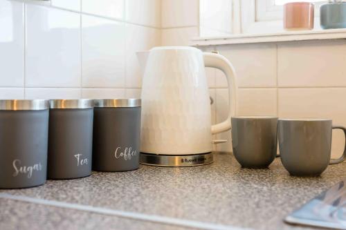 Παροχές για τσάι/καφέ στο Simple Comforts - 2BR Flat with Free Parking in Newcastle-under-Lyme
