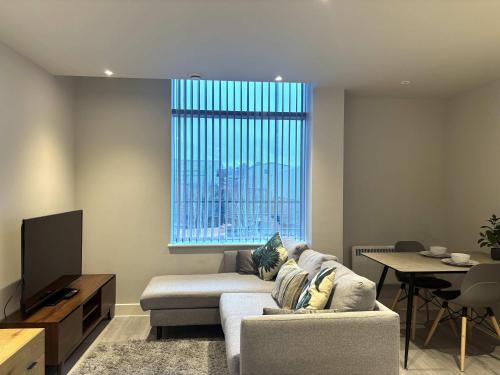 a living room with a couch and a table at Stylish Studio in Bracknell with free Parking in Bracknell