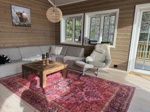 a living room with a couch and a coffee table at Skogshytte på Skreia in Brattlia