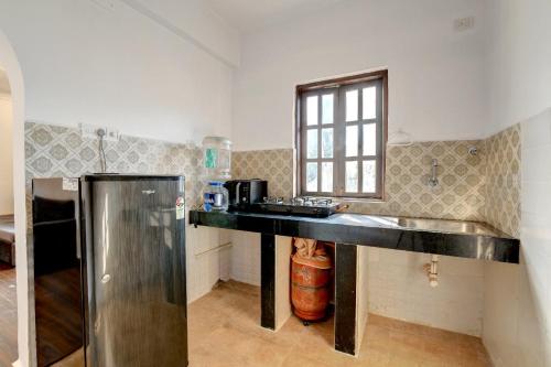 Una cocina o zona de cocina en Beach apartment candolim
