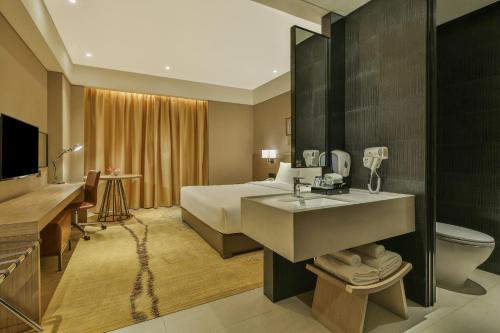 Ένα ή περισσότερα κρεβάτια σε δωμάτιο στο Holiday Inn Express Chengdu Wenjiang Hotspring by IHG
