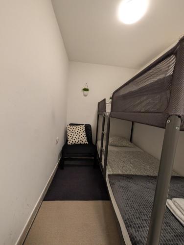Katil atau katil-katil dalam bilik di Miniscule Condo Near Maksimir Tram