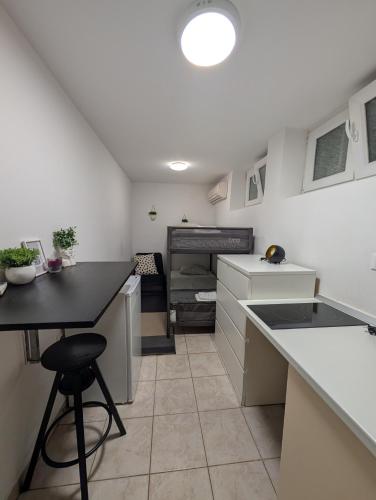 Dapur atau dapur kecil di Miniscule Condo Near Maksimir Tram