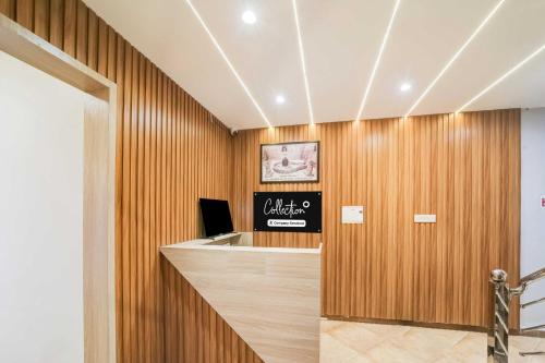 an office with a cubicle with a sign on the wall at Collection O Mahakal Temple in Ujjain