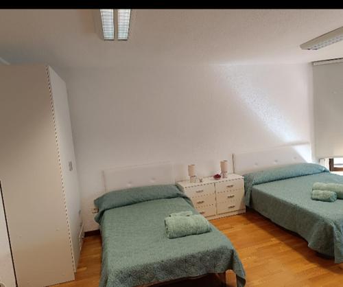 2 posti letto in una stanza con scatole di Habitación para descansar en pleno centro ad Alicante