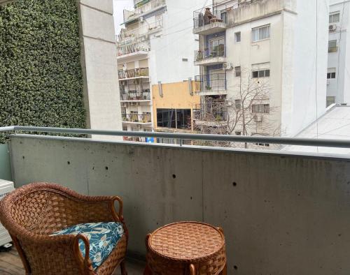 2 sillas en un balcón con vistas a un edificio en Apartment Belgrano, en Buenos Aires