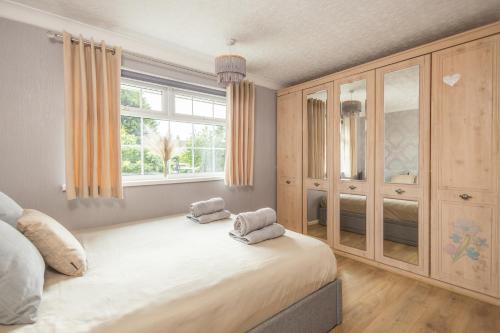 a bedroom with a large bed and a window at Relaxing 3-Bedroom Retreat House Free Parking 8ppl in Ollerton