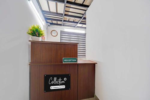 Sijil, anugerah, tanda atau dokumen lain yang dipamerkan di Collection O KSRTC Bus Terminal Venjarammoodu Downtown
