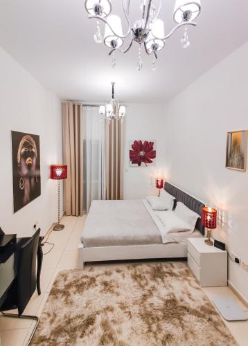 Elegant Fresh 1BR with Heated Pool, just steps from Mall, Restaurants & Fitness center