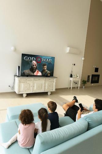 a group of people sitting on a couch watching a movie at Vila D`arte Vila de Rei in Vila de Rei