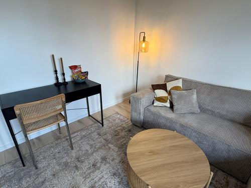 a living room with a couch and a table at Bluemango Signature Apartment No 7 - zentral zur Messe Essen und Messe Düsseldorf in Mülheim an der Ruhr