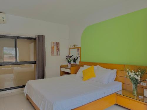 Postel nebo postele na pokoji v ubytování Kem APT- Downtown- Quiet-18 Ngô Quyền
