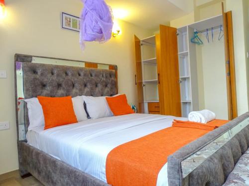 Postel nebo postele na pokoji v ubytování Executive Issah-nash homes