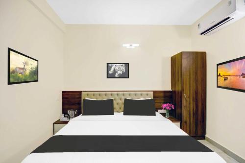 Postel nebo postele na pokoji v ubytování Super Hotel O Virajpet City Centre