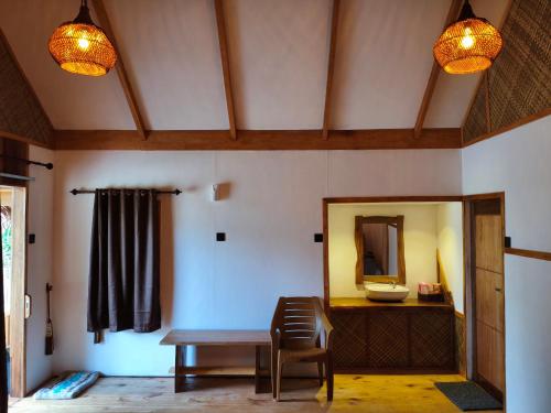 Habitación con espejo, mesa y silla en Sagga Homestey 2, en Katiet