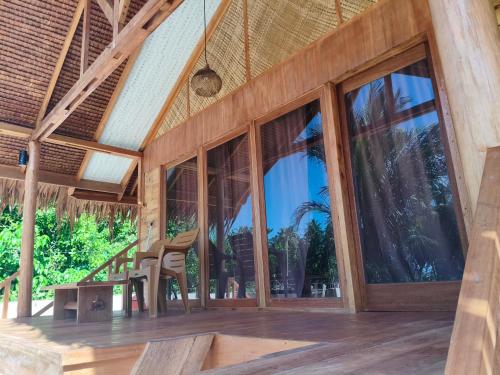 Una habitación con grandes ventanales en una casa. en Sagga Homestey 2, en Katiet
