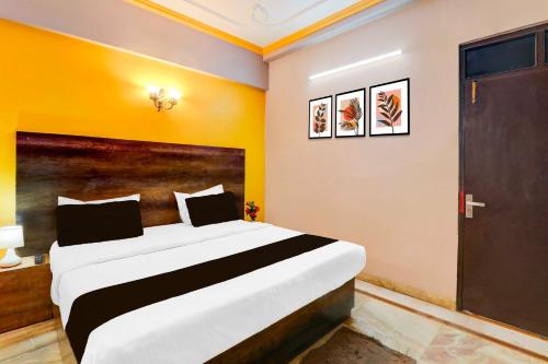 a bedroom with a large bed in a room at Collection O Insaf Nagar Munshipuliya in Lucknow