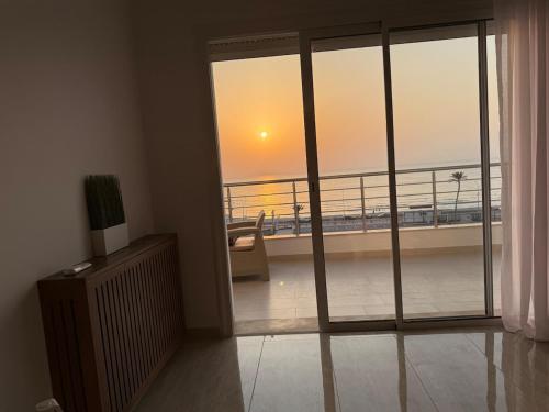 a room with a balcony with a view of the ocean at Luxus Apartment in Zarzis