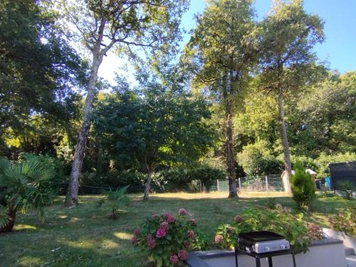 a garden with trees and flowers in a yard at La maison des plages in Pénestin
