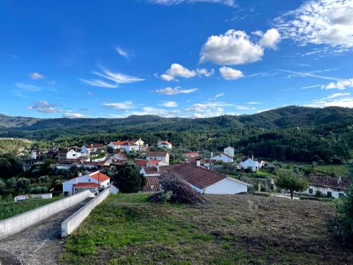 ein Blick auf eine kleine Stadt von einem Hügel in der Unterkunft Cottage Abrunheiro Grande in Vila de Rei