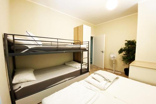 Un dormitorio con dos literas en una habitación. en Villa Castel Rocchero, en Castel Rocchero