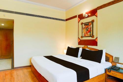 a bedroom with a large white bed in a room at Townhouse Oak Jaipur Arya Square Shopping Mall in Jaipur